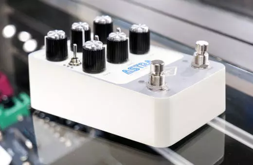 Universal Audio - Astra Modulation Machine Stereo Effects Pedal 2